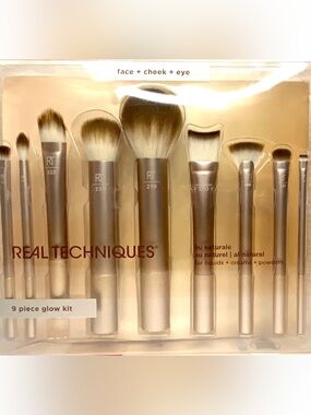 Real Techniques 9-Piece Glow Kit - Silver Handles with White-Tip Bristles